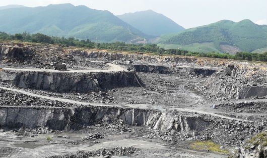 Mỏ đá vôi Đồng Lâm được cho là nguyên nhân gây nứt nhà dân .