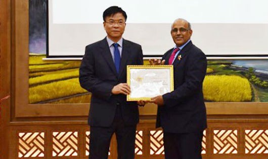 Bộ trưởng Lê Thành Long trao Kỷ niệm chương “Vì sự nghiệp tư pháp” cho Trưởng Đại diện Quỹ nhi đồng Liên Hợp quốc  tại Việt Nam 