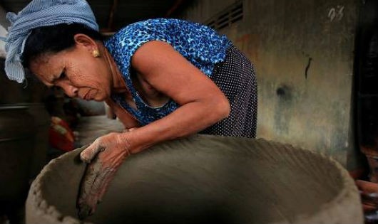 Hơn 50 năm nay, nghệ nhân gốm Bàu Trúc Đàng Thị Phan, thị trấn Phước Dân, Ninh Phước, Ninh Thuận vẫn theo nghề truyền thống.
