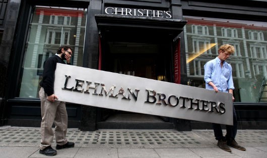 Gỡ bỏ biển hiệu Lehman Brothers sau khi ngân hàng này tuyên bố phá sản