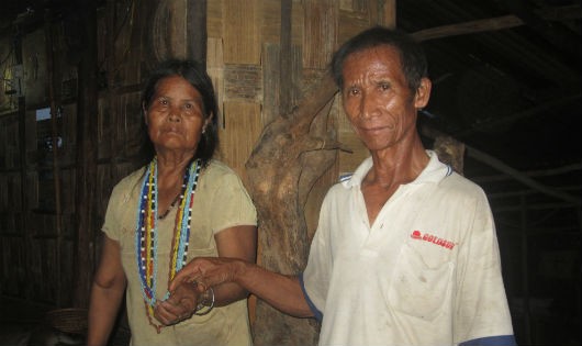 Vợ chồng già Hà Mà Dá khoe chiếc vòng đồng đã theo mình hơn 60 mùa rẫy.