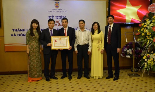 Bộ trưởng Bộ Tư pháp Lê Thành Long tặng Bằng khen cho các tập thể, cá nhân có thành tích xuất sắc.