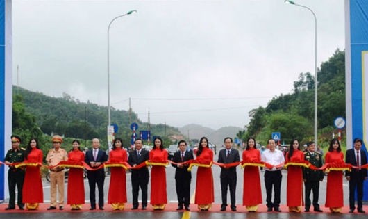 Lễ cắt băng khánh thành thông xe cao tốc Hòa Lạc - Hòa Bình