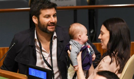 Bà Jacinda Ardern cùng con và bạn trai tại phòng họp