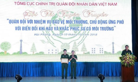 Đại diện Bệnh viện TWQĐ 108 lên nhận giải Nhất của Hội thi