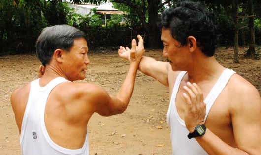 Sau mỗi ngày lao động vất vả, ông lại cùng học trò luyện tập trong mảnh vườn của mình. Hình: Uyên Thu