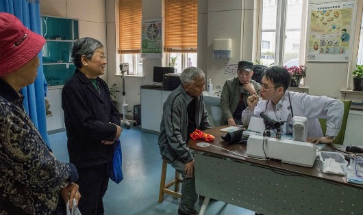 Bác sĩ Ye Minghao tại Thượng Hải thăm khám cho khoảng 80 bệnh nhân mỗi ngày. 