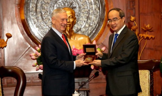 Bí thư Thành ủy TP HCM Nguyễn Thiện Nhân tiếp ông James Mattis, Bộ trưởng Quốc phòng Mỹ. 