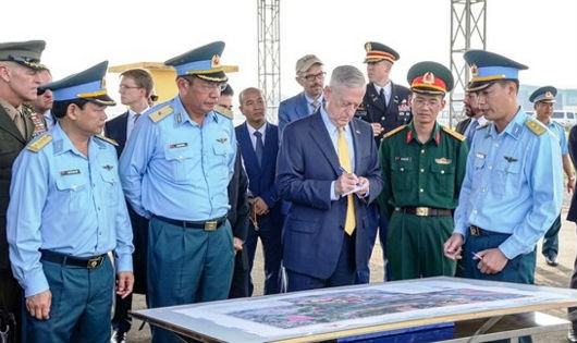 Bộ trưởng Quốc phòng Hoa Kỳ James Mattis thăm, khảo sát khu vực nhiễm dioxin Sân bay Biên   Hòa