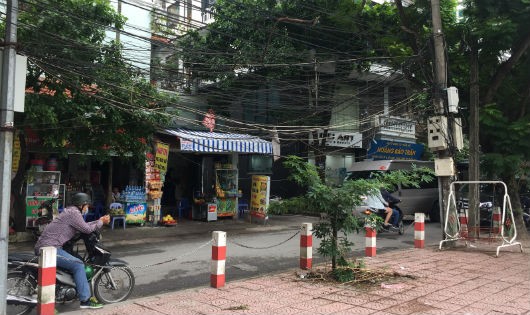 Hệ thống dây điện, dây cáp viễn thông chằng chịt tại phố Chùa Láng