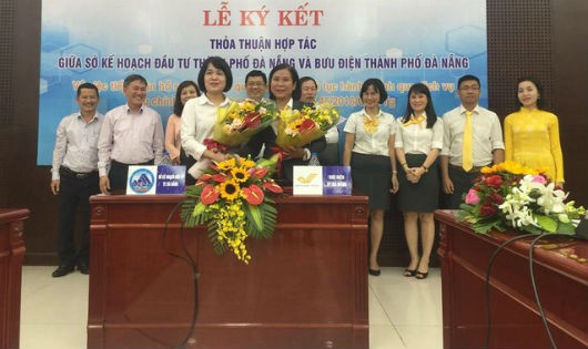 Lễ ký kết Thỏa thuận hợp tác giữa Sở Kế hoạch và Đầu tư thành phố và Bưu điện Đà Nẵng.