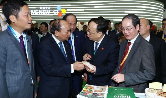 Thủ tướng Nguyễn Xuân Phúc thăm gian hàng của doanh nghiệp Việt Nam tại Hội chợ CIIE 2018. (Ảnh: VGP/Quang Hiếu)