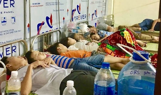 Các cháu nhỏ được nằm điều trị tại Bệnh viện Sản Nhi Ninh Bình khi có biểu hiện nghi bị ngộ độc thực phẩm.