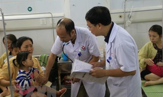 Các y tá, bác sỹ đang nỗ lực dồn sức cứu chữa cho trẻ tại Bệnh viện Đa khoa Đông Anh. Ảnh: TTXVN