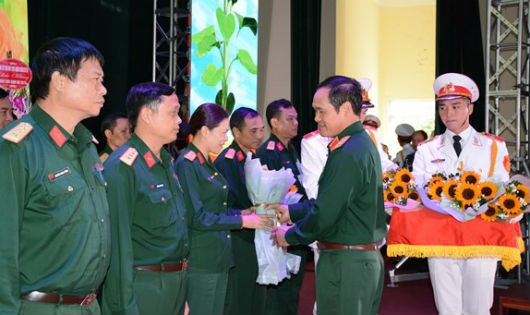 Lãnh đạo Quân khu 3 tuyên dương, tặng hoa các nhà giáo tiêu biểu thuộc LLVT Quân khu 3