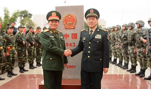 Bộ trưởng Ngô Xuân Lịch và Bộ trưởng Ngụy Phượng Hòa chụp ảnh chung tại cột mốc 943 (1).