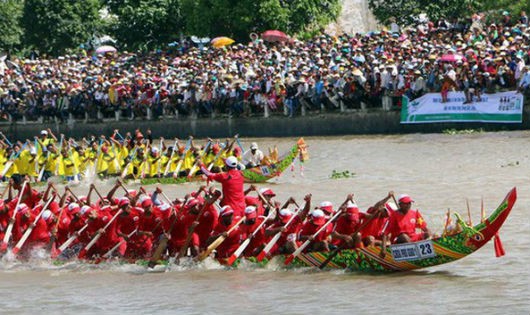 Các đội đua tranh tài