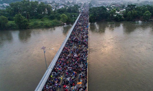 Đoàn di cư Honduras trên cầu biên giới Guatemala - Mexico vào tháng 10/2018