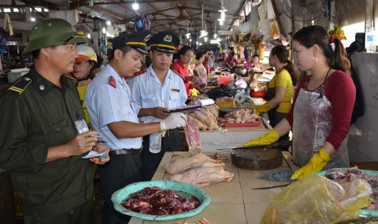 Đoàn thanh tra chuyên ngành An toàn thực phẩm đang lấy mẫu phục vụ công tác thanh tra chuyên ngành.