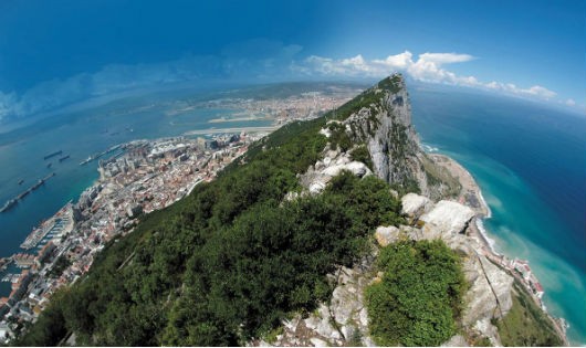 Gibraltar mỏm núi đá vốn thuộc lãnh thổ Tây Ban Nha nhưng đã được giao cho Anh năm 1713 sau khi Tây Ban Nha thua trận