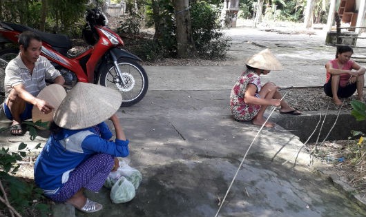 Nhiều người dân ở phường Hương Văn rầu rĩ vì mua phải đầu kỹ thuật số rởm. 