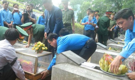 An táng hài cốt các liệt sĩ hy sinh trên đất Lào. 