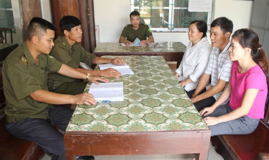 Công an xã Trung Kiên (Yên Lạc) tuyên truyền, phổ biến kiến thức pháp luật cho người dân . Ảnh Trường Khanh