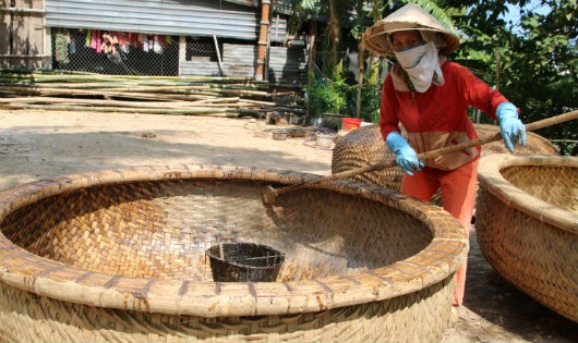 Chị Kiều trét dầu rái cho thúng chai.