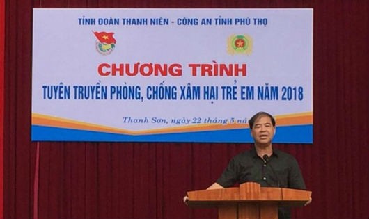 Thầy hiệu trưởng bị tố lạm dụng học sinh nam trong một lần thuyết trình về vấn đề xâm hại trẻ em