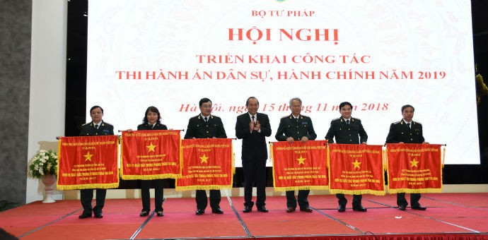 Tại Hội nghị triển khai công tác THADS, hành chính năm 2019, Phó Thủ tướng Thường trực Trương Hòa Bình đã trao Cờ của Chính phủ cho các đơn vị xuất sắc trong phong trào thi đua năm 2017