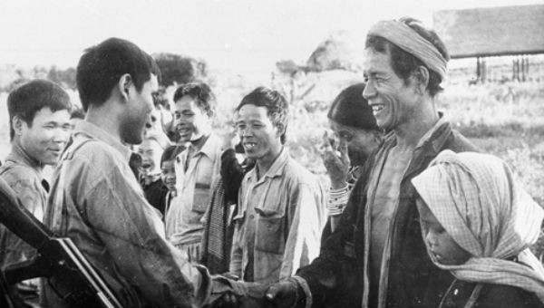 Người dân ở Ratanakiri chào đón quân tình nguyện Việt Nam và lực lượng vũ trang cách mạng Campuchia.