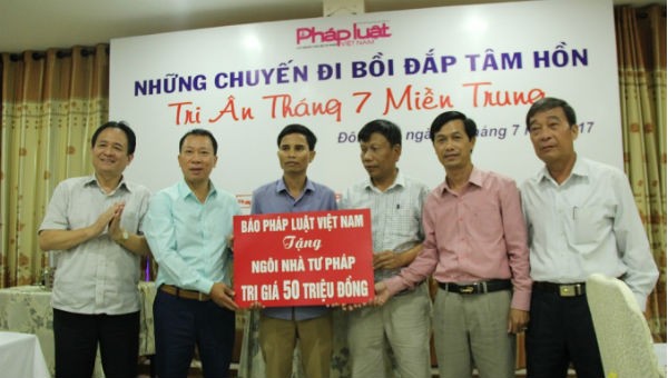 Tiến sỹ Đào Văn Hội, Tổng Biên tập Báo PLVN và Phó Tổng Biên tập Thường trực Đặng Ngọc Luyến trao quà “Mái ấm Tư pháp” cho một cán bộ Tư pháp có hoàn cảnh khó khăn ở Quảng Trị