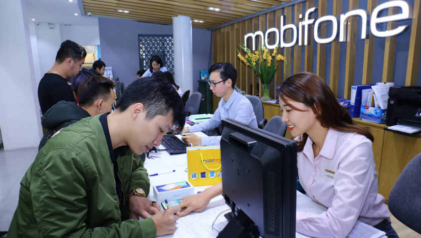 Hình thức bán smartphone kèm gói cước của MobiFone giúp khách hàng dễ dàng sở hữu sản phẩm trong mơ
