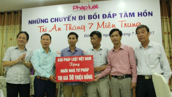 Tiến sỹ Đào Văn Hội, Tổng Biên tập Báo PLVN và Phó Tổng Biên tập Thường trực Đặng Ngọc Luyến trao quà “Mái ấm Tư pháp” cho một cán bộ Tư pháp có hoàn cảnh khó khăn ở Quảng Trị