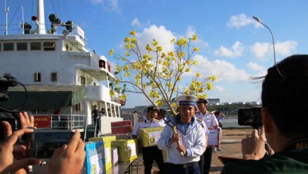 Đem cành mai xuống tàu đi DK1