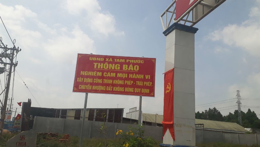 Phía ngoài QL51, các biển cấm liên quan đến phân lô bán nền được UBND xã cắm dày đặc nhưng bên trong những con đường dân sinh, tình trạng phân lô tự phát vẫn nóng bỏng hàng ngày