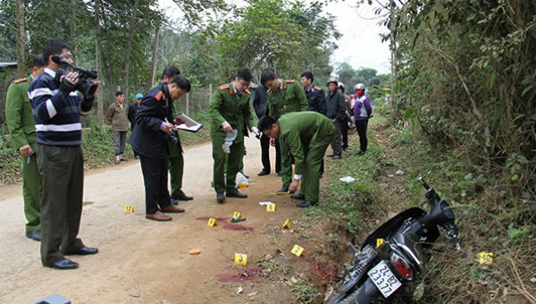 Lực lượng công an khám nghiệm hiện trường.