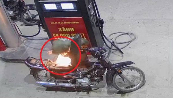 Hình ảnh chiếc xe máy bốc cháy sau 