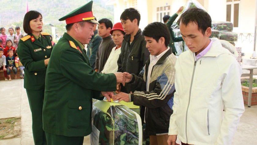 Lãnh đạo Bộ CHQS tỉnh tặng quà cho các gia đình khó khăn trên địa bàn xã Trung Chải, huyện Nậm Nhùn