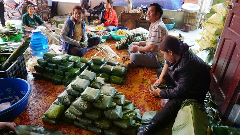 Những ngày này, gia đình ông Yên phải huy động mọi thành viên trong gia đình làm bánh