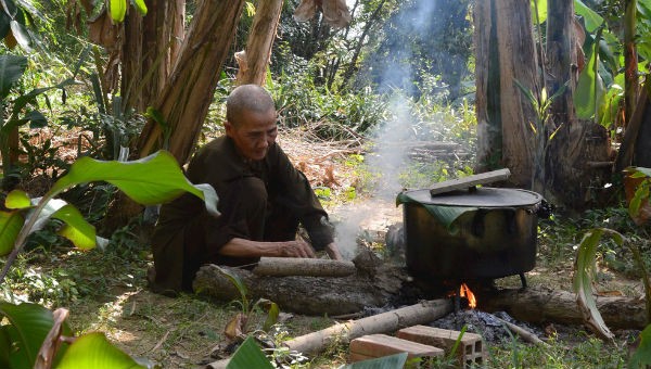 Mẹ già nấu bánh chưng chiều cuối năm.