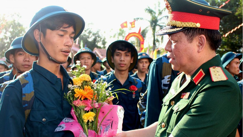 Thượng tướng Nguyễn Trọng Nghĩa- Uỷ viên Trung ương Đảng, Phó Chủ nhiệm Tổng cục Chính trị động viên thanh niên Long An lên đường nhập ngũ