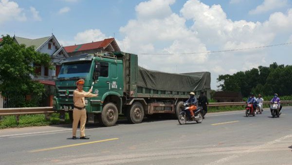 Công an giao thông phân luồng giao thông tuyến QL1A