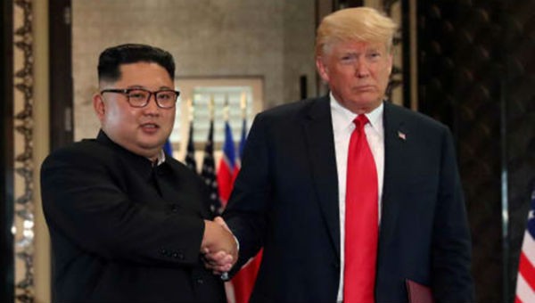Tổng thống Mỹ Donald Trump (phải) và Chủ tịch Triều Tiên Kim Jong Un tại hội nghị thượng đỉnh đầu tiên ở Singapore hồi tháng 6 năm ngoái.