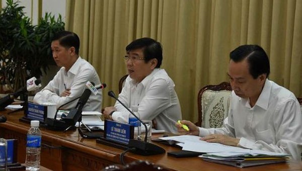 Chủ tịch UBND TP Hồ Chí Minh Nguyễn Thành Phong (ngồi giữa) điều hành cuộc họp