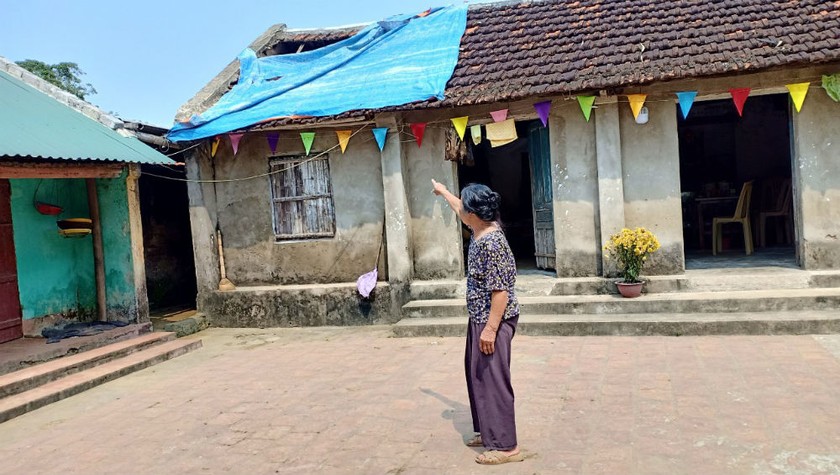 Bà Nguyễn Thị C. ở phường Quảng Vinh (TP Sầm Sơn, Thanh Hóa) lo lắng cho ngôi nhà của mình trước mùa mưa bão năm nay