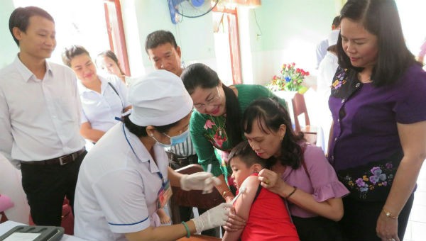 Tiêm vắc xin Sởi – Rubella cho trẻ