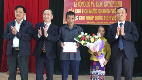 Hai người Lào di cư tự do được nhập quốc tịch Việt Nam