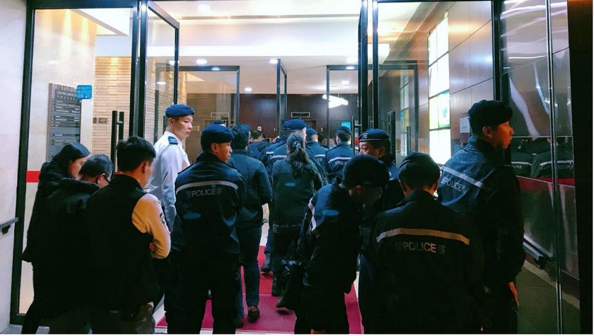 Cảnh sát Hong Kong được huy động truy quét các nhóm Tam hoàng.