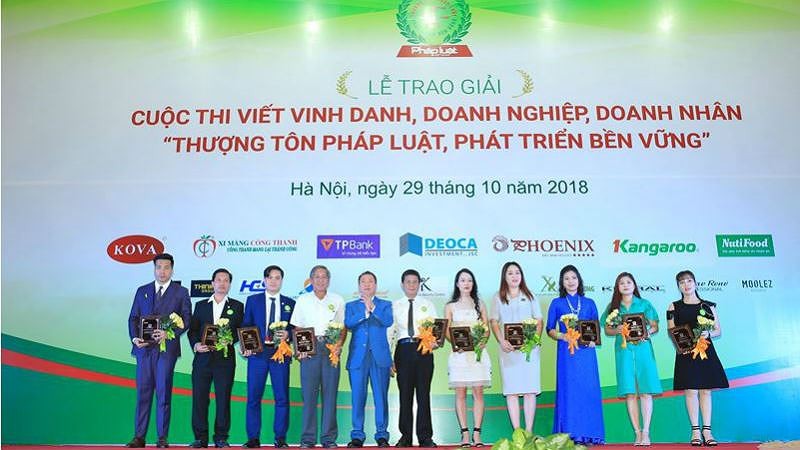 Tiến sỹ Đào Văn Hội, Tổng Biên tập Báo PLVN tặng hoa và kỷ niệm chương cho các doanh nhân là nhân vật của các tác phẩm tham dự cuộc thi